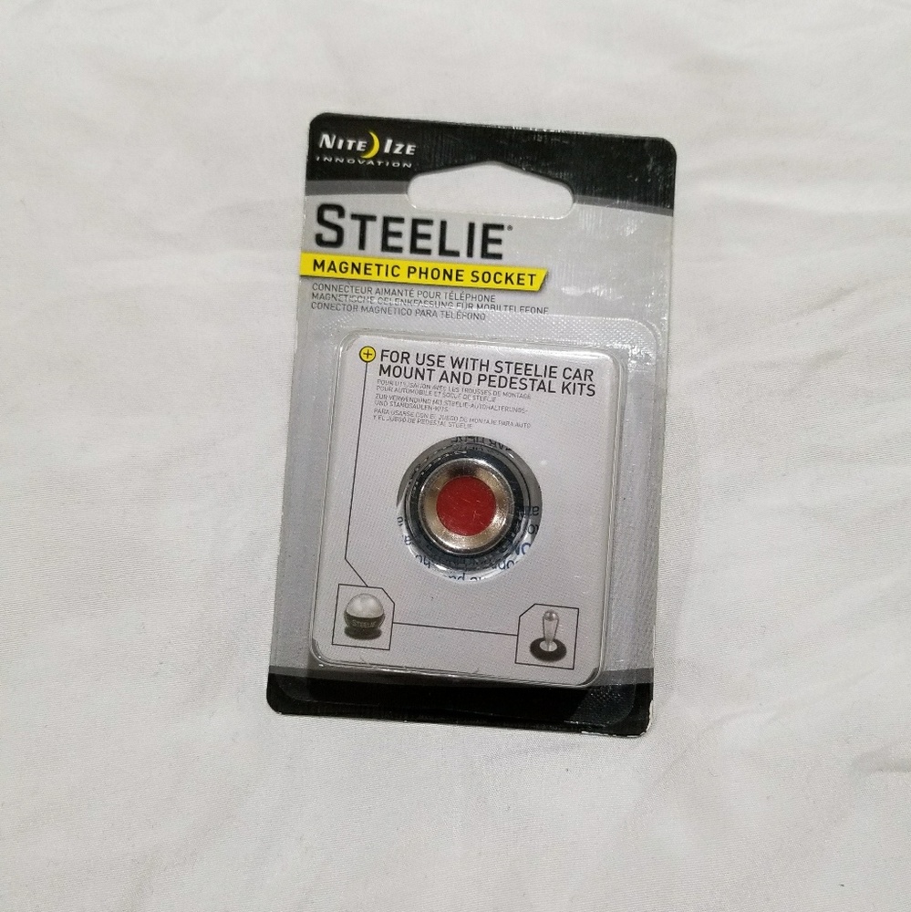 Magnetic phone socket